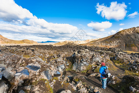前往冰岛在高地区Fjellabak自然保护区Landmannalaugar地区的Laugahraun火山熔岩场旅游客图片