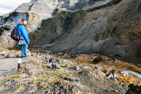 前往冰岛高地区Fjellabak自然保护区Landmannalaugar地区September峡谷水流附近的游客图片