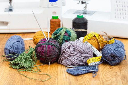 缝针活编织缝线桌上和背景缝纫机图片