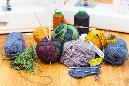 桌上的各种编织材料和背景缝纫机图片