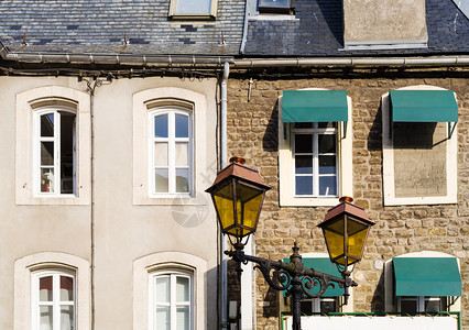 前往法国夏季日GodefroydeBouillon广场布洛涅苏梅尔市城住房的外表背景图片