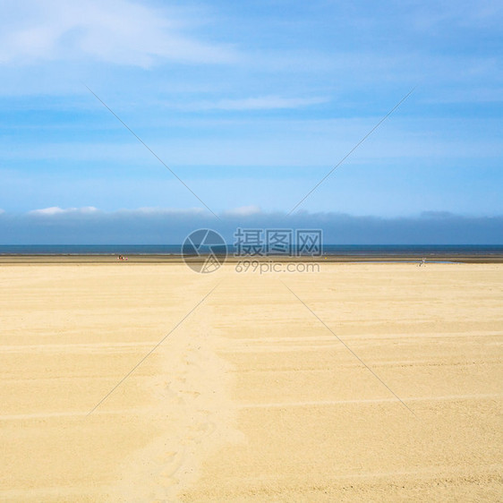 前往法国蓝色天空飞越英吉利海峡沿岸的LeTouqueLeTouque巴黎平面黄沙滩图片