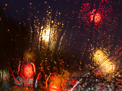 在莫斯科驾驶夜间雪冬季晚上在汽车挡风玻璃上从融雪中流出水来以车窗玻璃为主图片