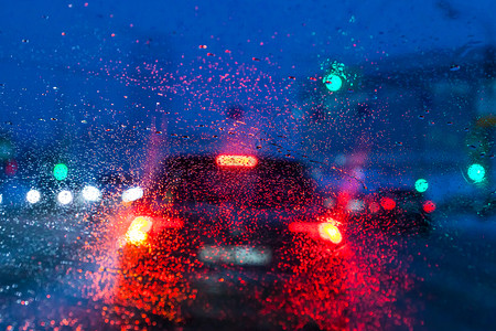 在莫斯科驾驶夜间雪背景不集中冬季晚上在汽车挡风玻璃上融雪重点是湿风屏上的水滴图片