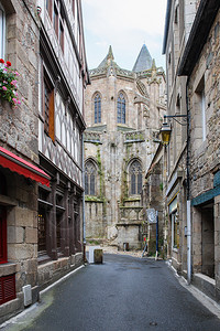 前往法国旅行从Treguier镇RueErnestRenan街的圣图古尔大教堂查看图片