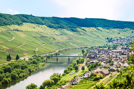 在阳光明媚的夏日前往德国在CochemZell地区Moselle葡萄酒路线上的Moselle葡萄酒流域Mosel河谷的小镇前往德图片