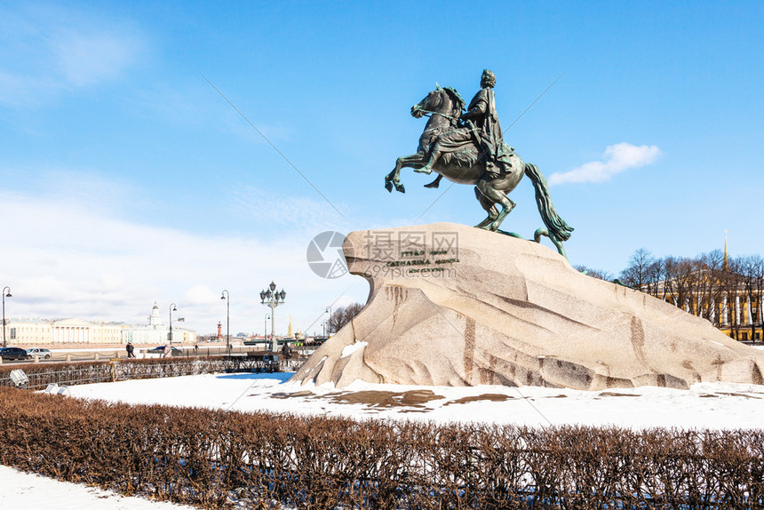 参议院广场上的彼得大帝雕塑圣彼得堡参议院广场上彼得大帝的青铜骑士雕塑这座纪念碑建于17681782年石头上刻着1782年凯瑟琳二图片
