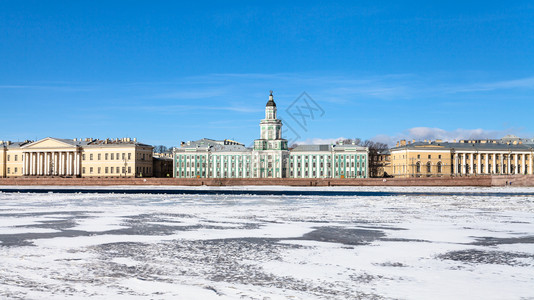 带有巴洛克宫殿的卡亚大学堤岸阳光明媚的春天圣彼得堡市瓦西里耶夫斯基岛上带有巴洛克宫殿的卡亚大学堤岸正面图图片