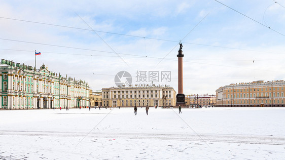 清晨在圣彼得堡市亚历山大柱和冬宫的雪覆盖广场全景图片