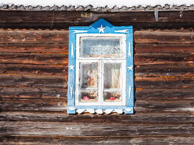 在俄罗斯莫伦克地区的小村庄里在阳光明媚的冬季日子里用旧俄罗斯典型的农村住房的木原墙用旧的俄罗斯农村住房的窗户图片