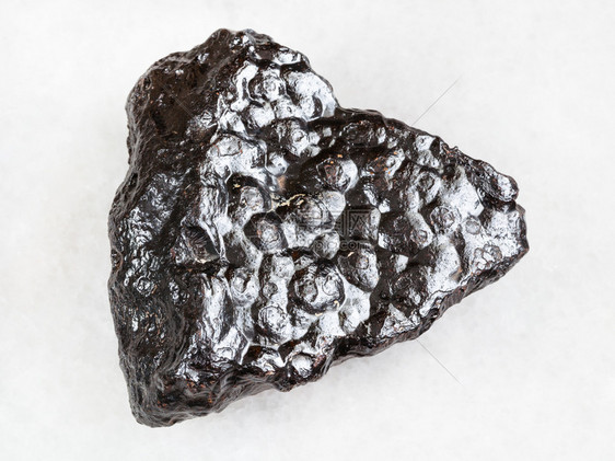 白的黑热石KidneyOre块天然岩石标本的大规模摩洛哥白大理石底的黑热KidneyOre块图片