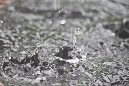 泼洒着雨水雨滴荡漾着背景图片