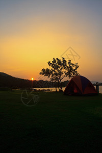 露营地和日落在湖露营在开克拉昌大坝费查布里泰国图片