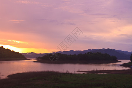 湖边日落锡月KaengKrachan大坝图片