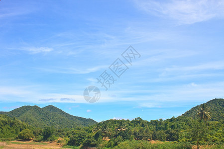 美丽的绿山和蓝天空背景图片