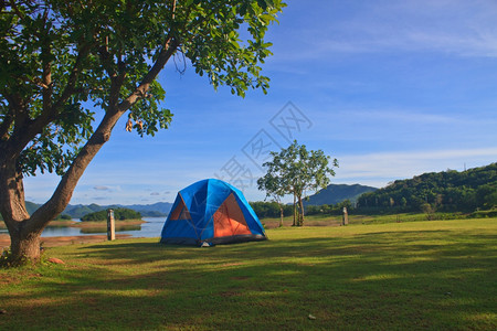 在野外露营早上在地的帐篷图片