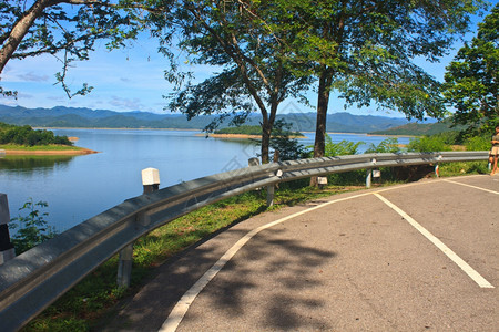 KaengKrachan水坝背景上的停车位图片