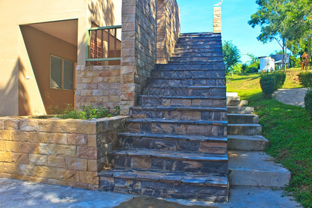 高楼梯现代外部建筑有石砖墙背景图片