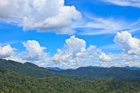 美丽的绿山和蓝天空背景图片