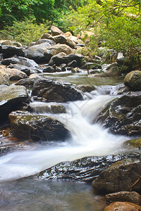 泰公园深森林的自然瀑布图片素材