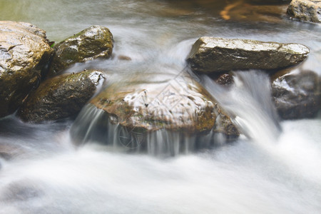 泰公园深森林的自然瀑布图片