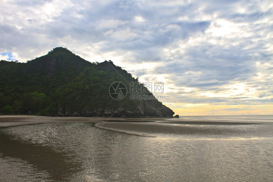 夏季海滩和热带的美丽日出图片