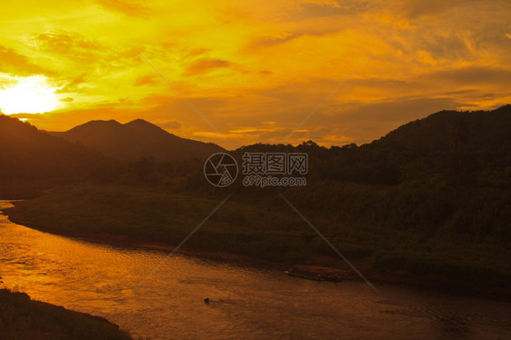 夜晚风景山河上日落图片