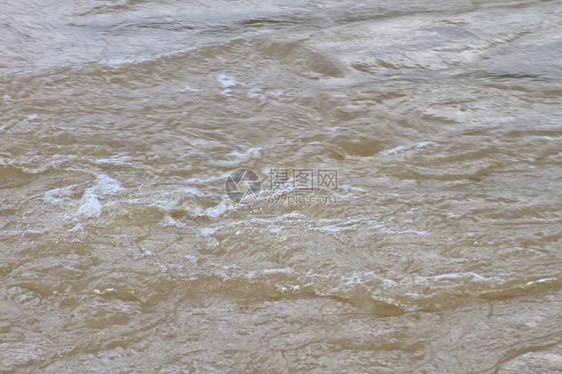 暴风雨过后洪水淹没了河流图片