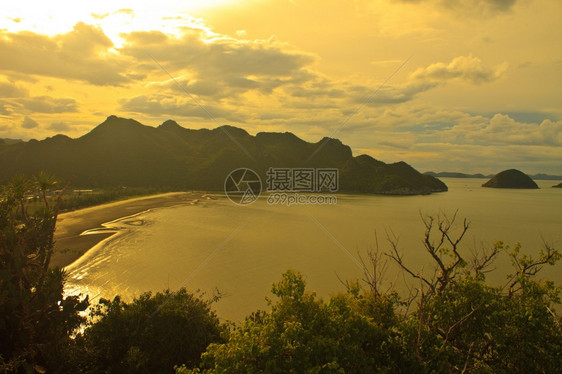 夏季海滩和热带的美丽日出图片