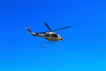 直升机在蓝天背景下飞行图片