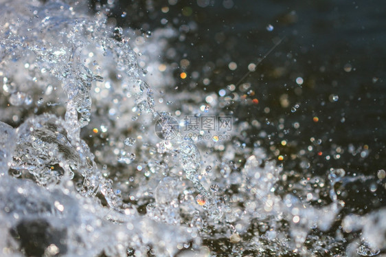 喷水雨滴从船的背面撕裂图片