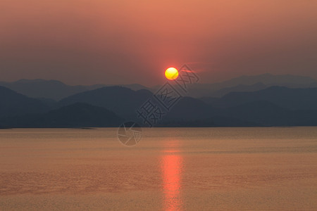 泰国昆克拉昌公园昆克拉昌大坝湖畔日落图片
