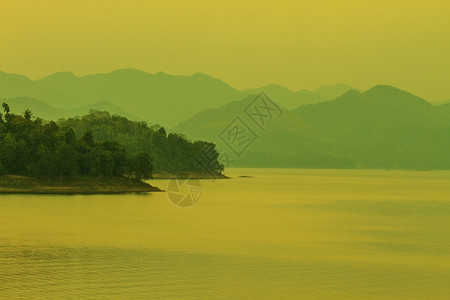 泰国昆克拉昌公园昆克拉昌大坝湖畔日落图片