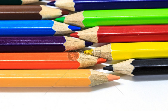 白色背景上孤立的彩色铅笔关闭图片