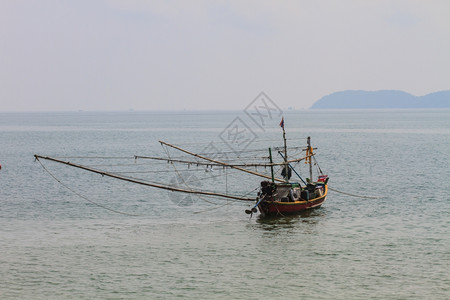 夏季在海上的渔船图片