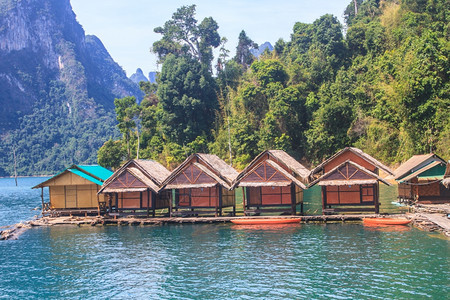 在泰国南部KhaoSok公园山区和湖泊的漂浮住房木筏背景图片