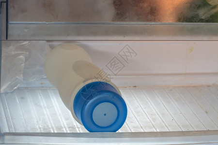 冰箱中装有水的瓶子图片