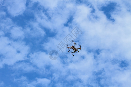 无人驾驶飞机在天空上使用摄像头背景图片