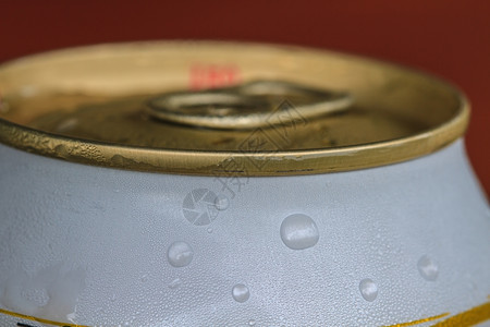 在饮料罐的拉环上拍摄闭合镜头用水滴打开铝罐图片