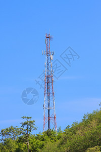 山顶和蓝天空电信塔图片