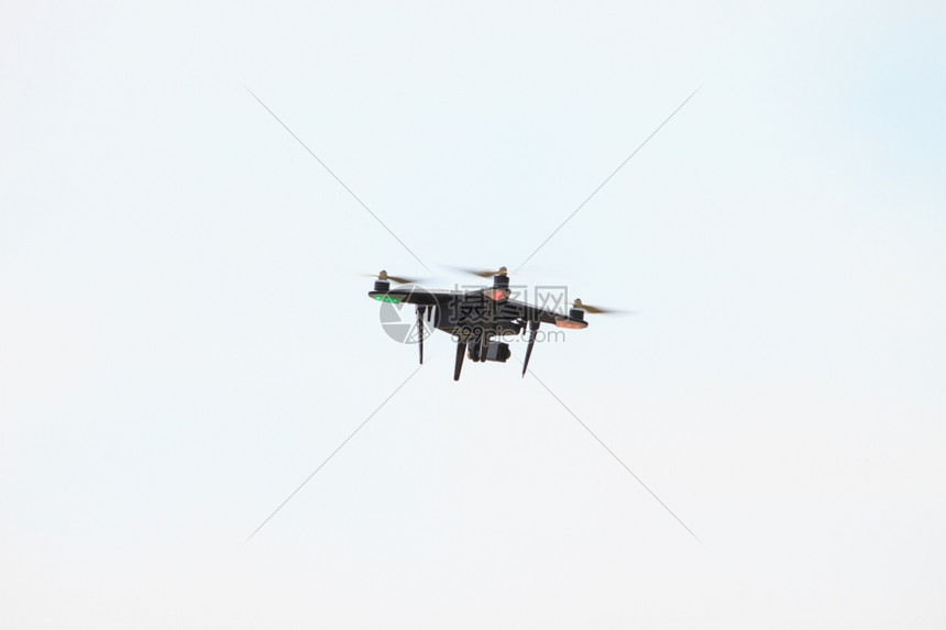无人驾驶飞机在天空上使用摄像头图片