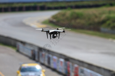 无人驾驶飞机在天空上使用摄像头图片
