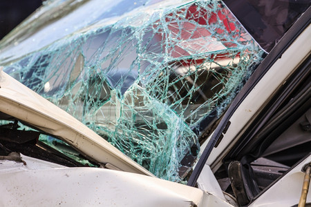 车祸破碎的挡风玻璃背景图片