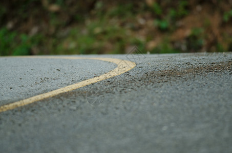 曲线前公路上的条号交通图片