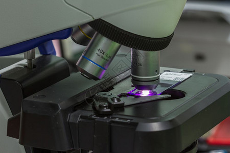 实验室医院的显微镜疗设备和保健概念选择重点图片
