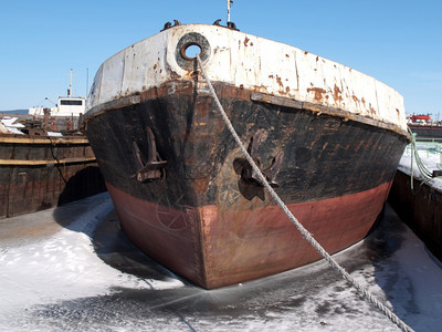 冬天在湖边的旧船图片
