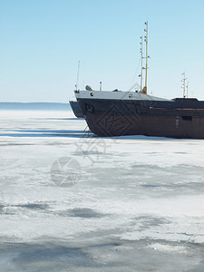 俄罗斯彼得扎沃德克冬季冰冻湖上的船只图片