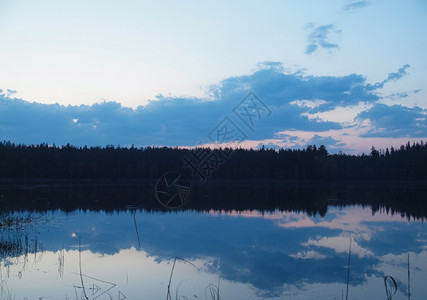 湖在木林中下降俄罗斯卡丽亚图片