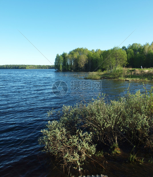 Karelia美丽的湖泊图片