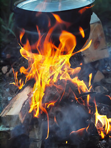 火焰中烧灼的锅图片